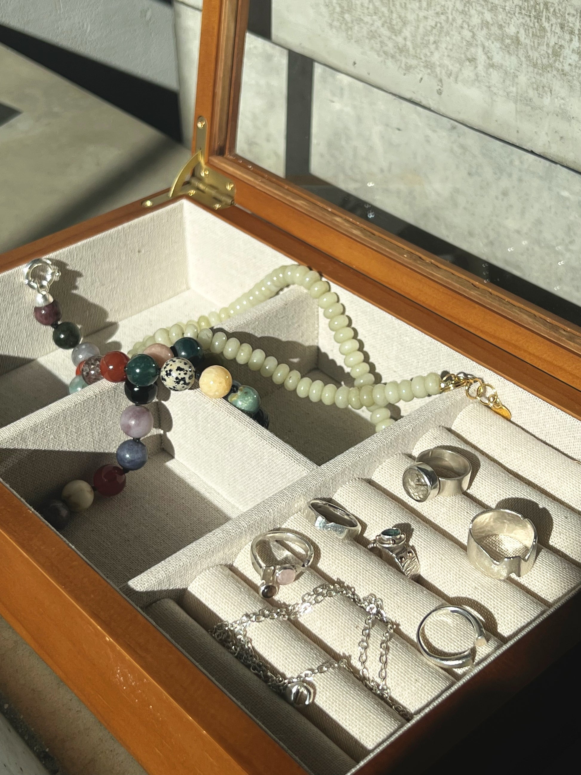 Spalvoti natūralių akmenų kasdieniniai karoliai su paauksuotu arba 925 sidabro užsegimu – FIDÈS