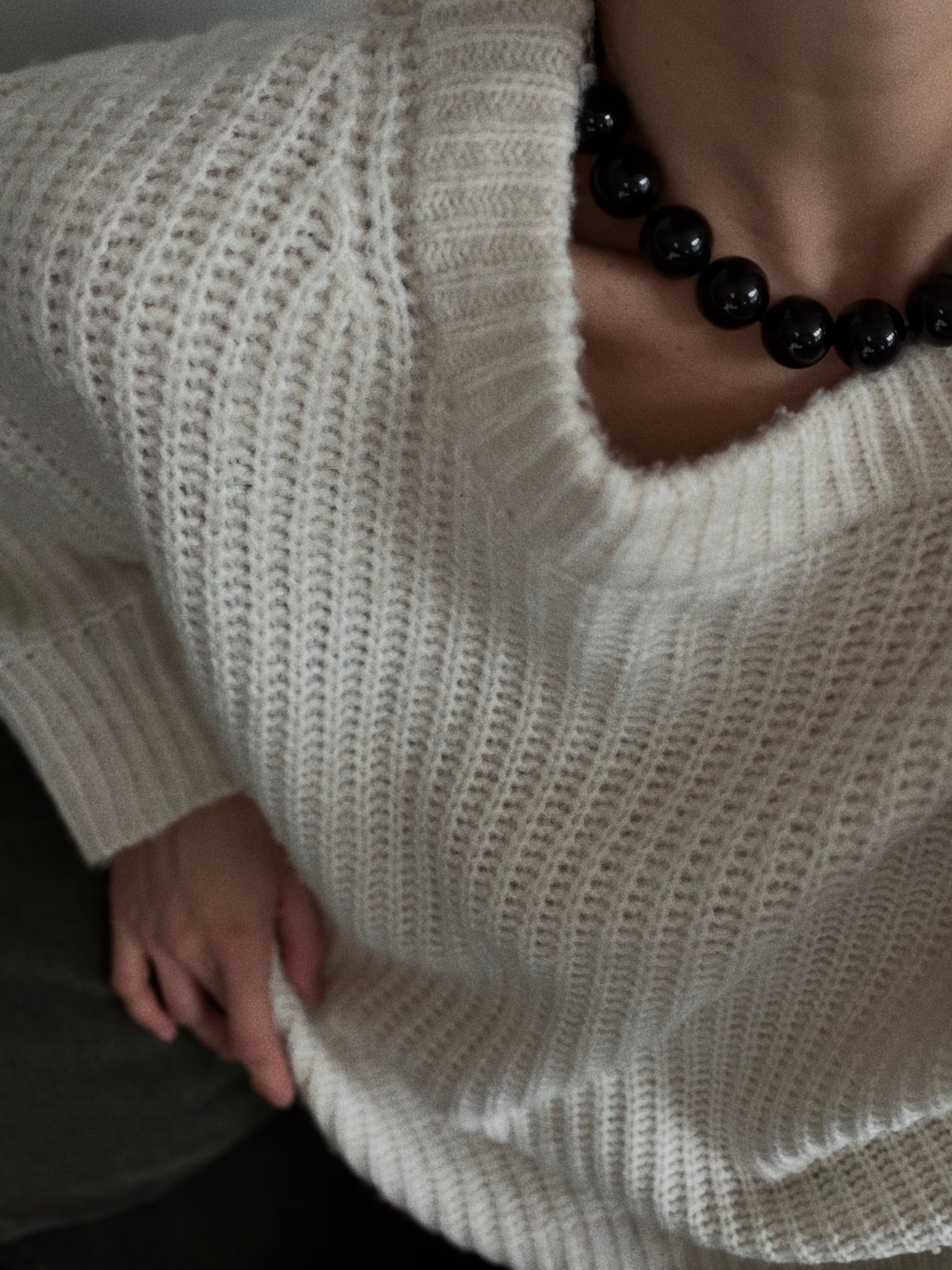 Juodi masyvūs natūralių akmenų karoliai su paauksuotu arba 925 sidabro užsegimu – FIDÈS