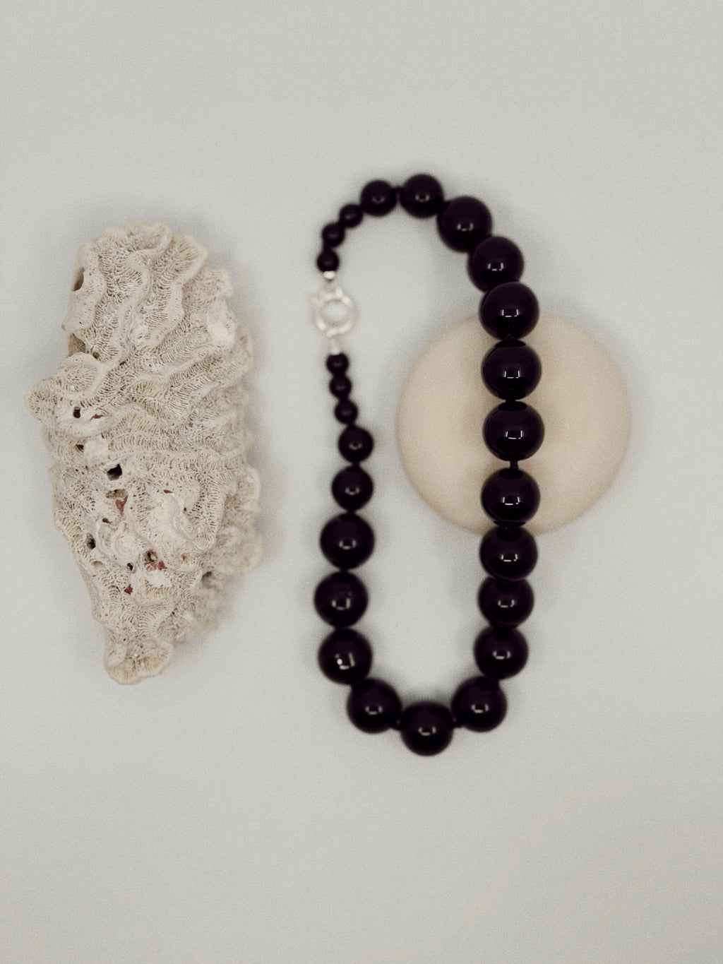 Juodi masyvūs natūralių akmenų karoliai su paauksuotu arba 925 sidabro užsegimu – FIDÈS