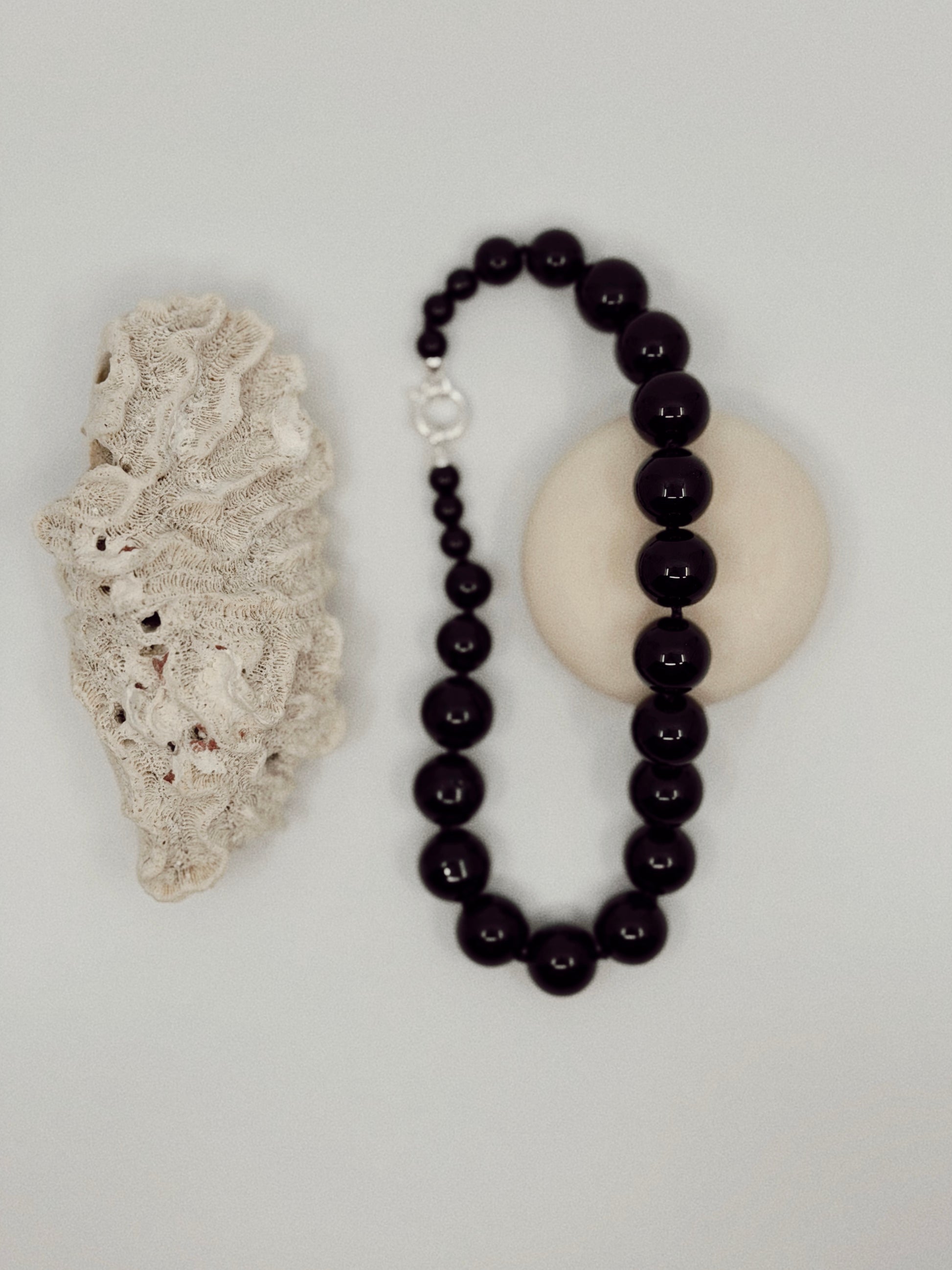 Juodi masyvūs natūralių akmenų karoliai su paauksuotu arba 925 sidabro užsegimu – FIDÈS