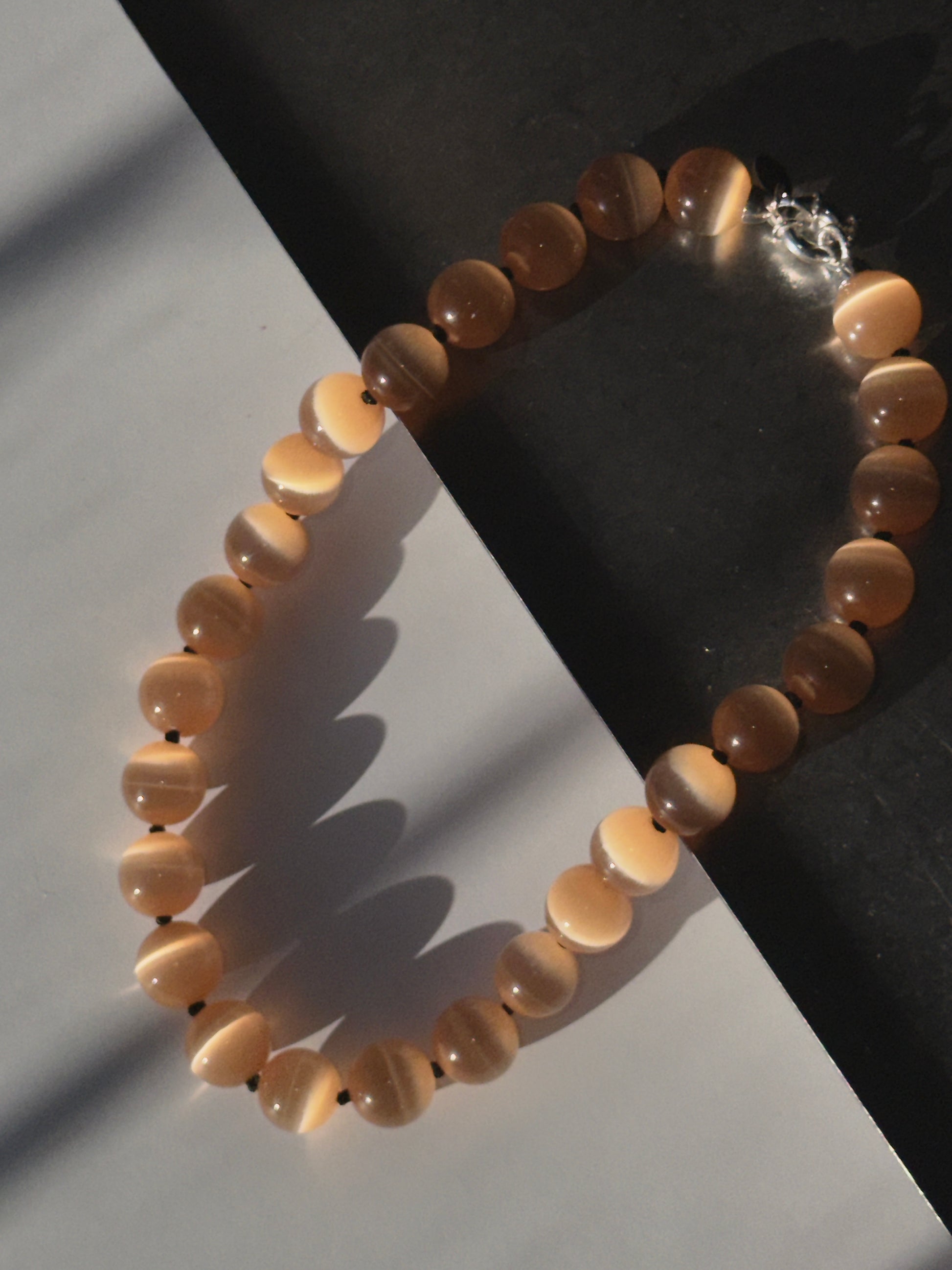 Louminous peach necklace | Cat's Eye