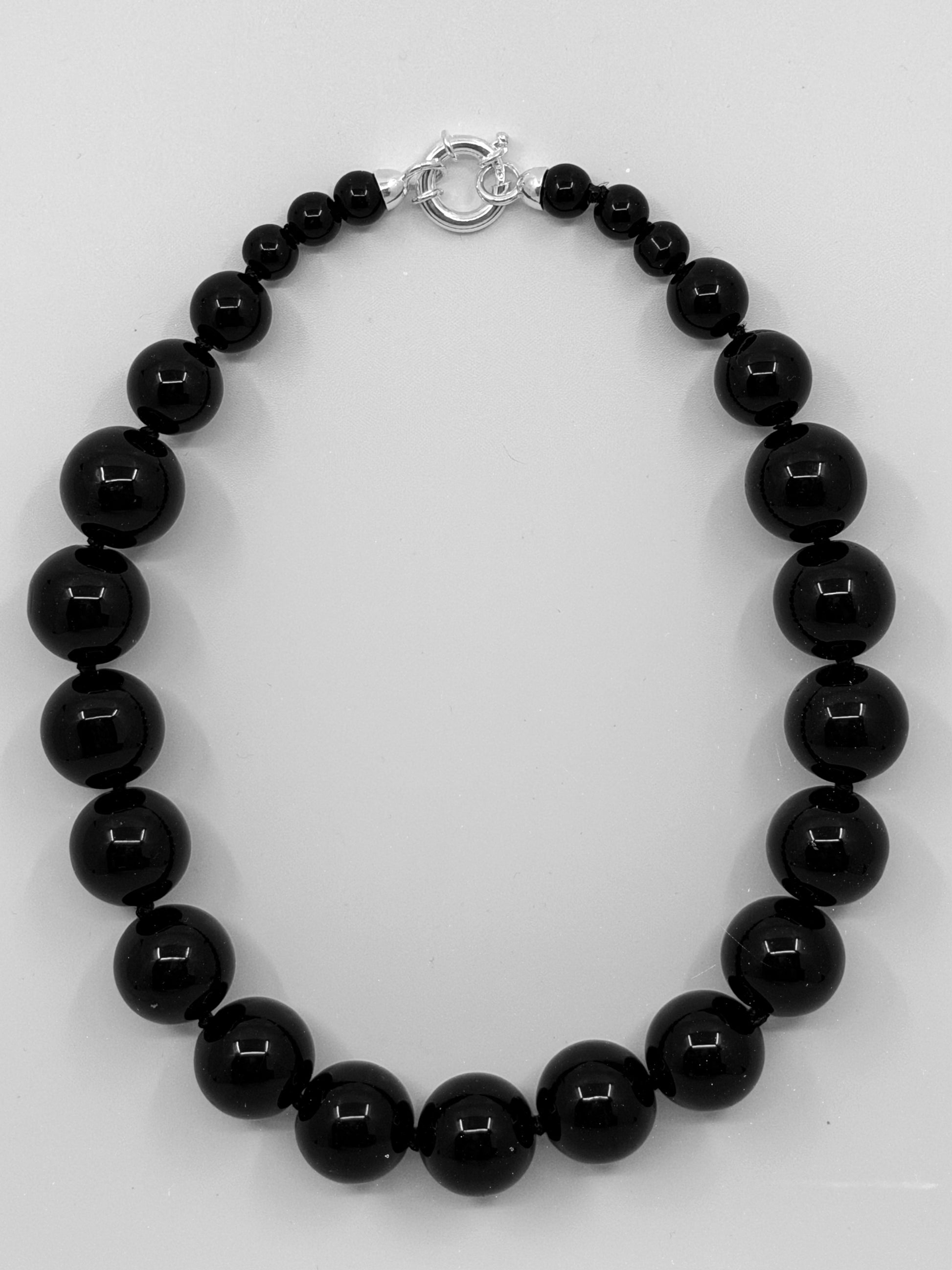 Juodi masyvūs natūralių akmenų karoliai su paauksuotu arba 925 sidabro užsegimu – FIDÈS