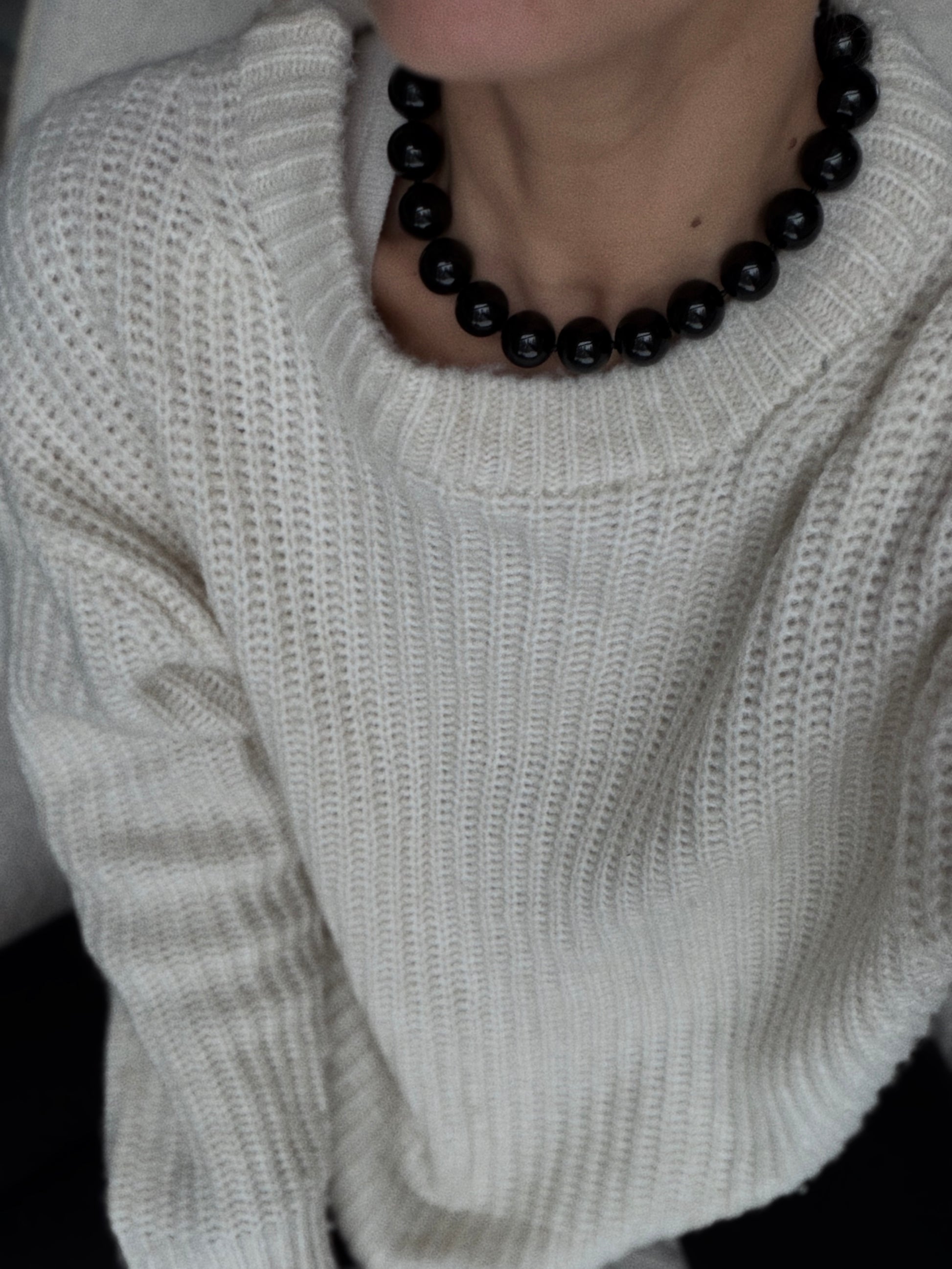 Juodi masyvūs natūralių akmenų karoliai su paauksuotu arba 925 sidabro užsegimu – FIDÈS