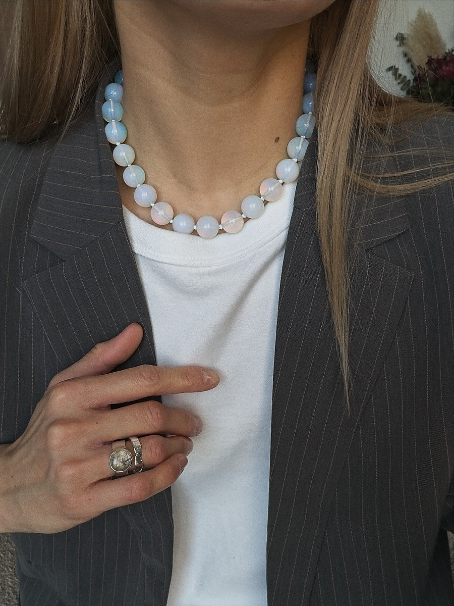 Švytintis vėrinys | Opalitas 