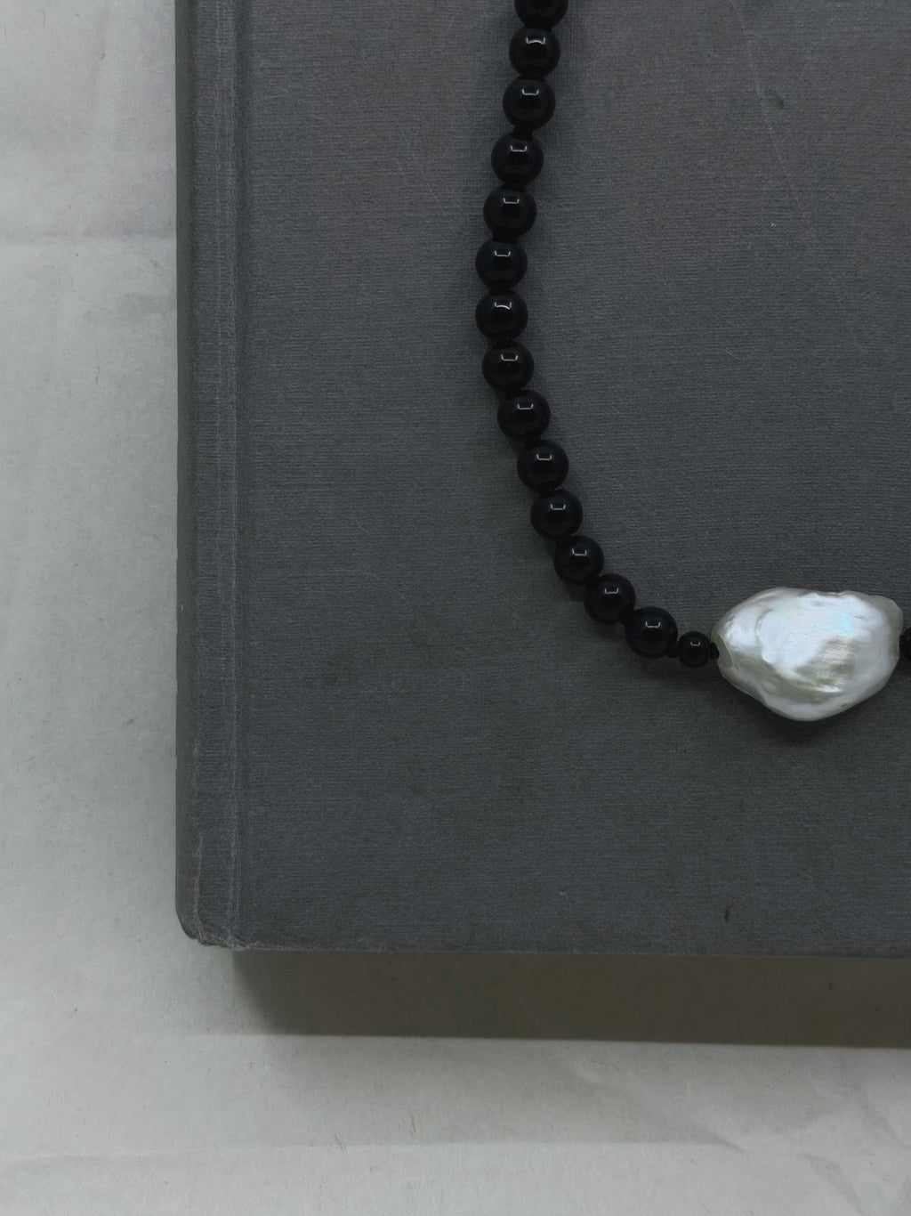 Pearl element Necklace | Onyx & Baroque Pearl