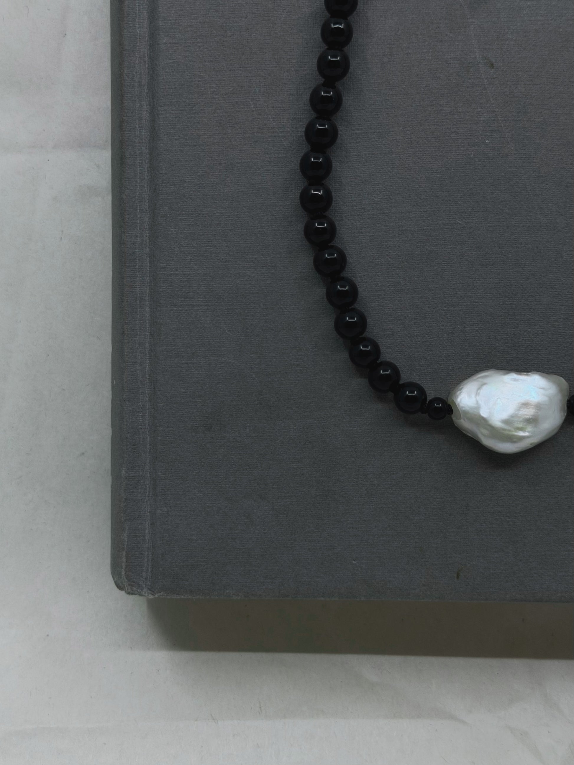 Pearl element Necklace | Onyx & Baroque Pearl